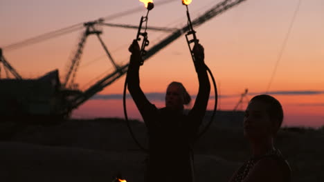 Der-Feuershow-Künstler-Spuckt-Feuer-Im-Dunkeln-Bei-Verlassenem-Gebäude-In-Zeitlupe.-Feuer-In-Herzform.